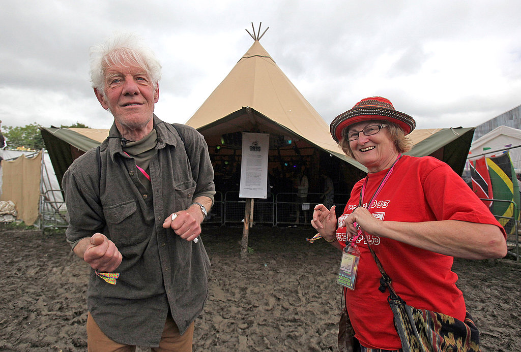 These 70-year-old lovebirds cut a (muddy) rug as they attended the Glastonbury festival for the first time.
